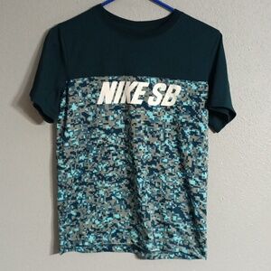 Nike SB T-Shirt Size Large?